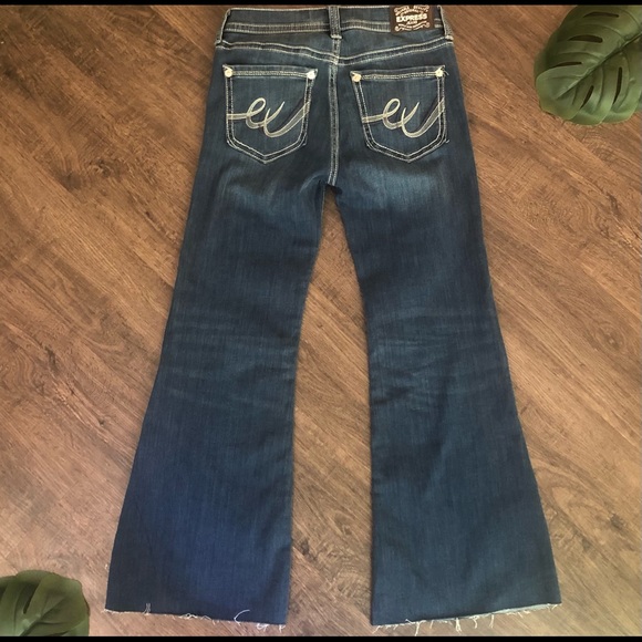 🎉HOST PICK🎉 EXPRESS | BELL FLARE MID RISE DARK WASH JEANS SZ 4 SHORT - Picture 5 of 10